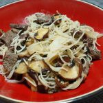salteado de fideos de arroz y solomillo