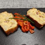 Soufflé de coliflor y salchichón con ensalada de pimientos y salicornia